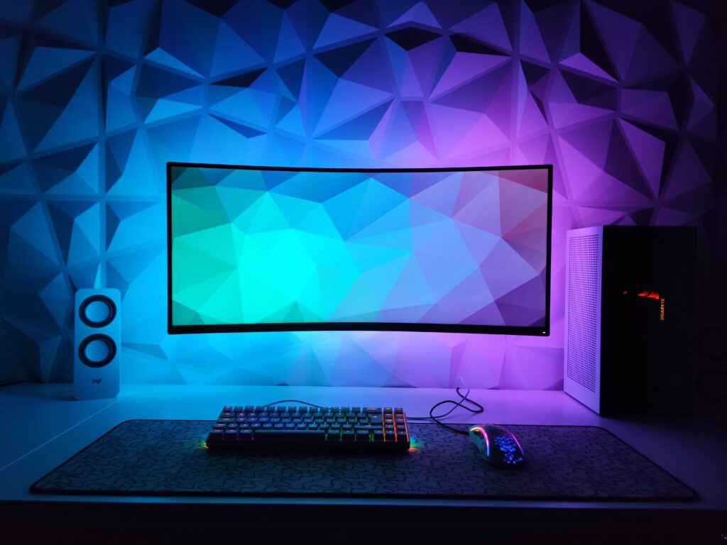 como montar el mejor setup gaming. luces rgb y decoración de pared